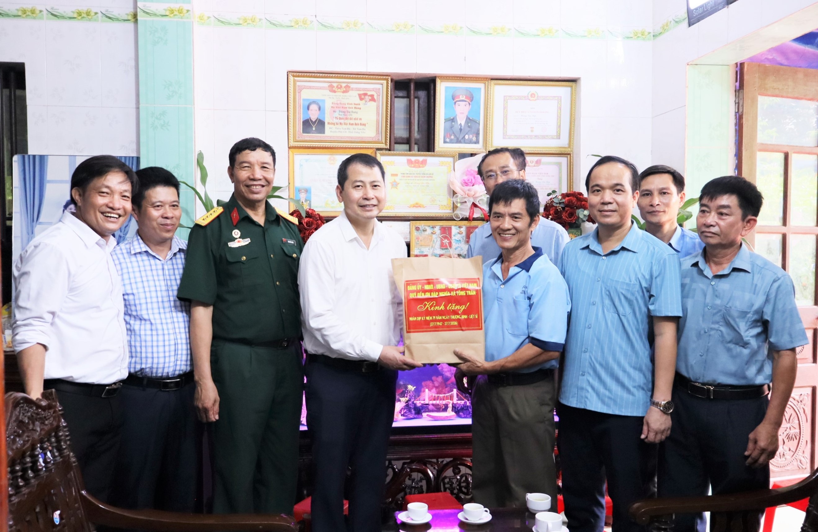 ĐỒNG CHÍ BÍ THƯ ĐẢNG ỦY XÃ TỐNG TRÂN THĂM, TẶNG QUÀ GIA ĐÌNH CHÍNH SÁCH, NGƯỜI CÓ CÔNG NHÂN DỊP KỶ NIỆM 79 NĂM NGÀY THƯƠNG BINH - LIỆT SĨ