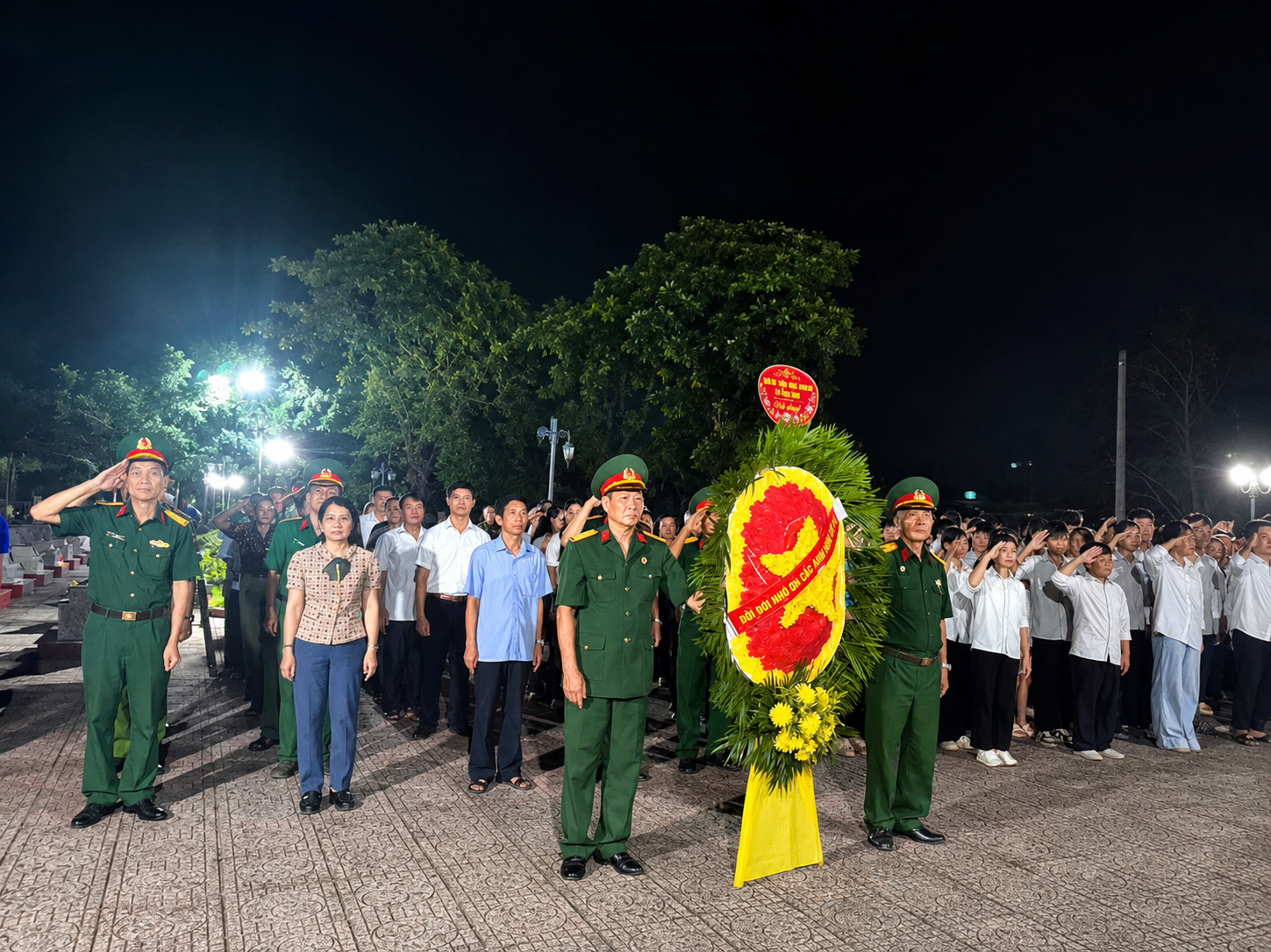 XÃ TỐNG TRÂN TRANG TRỌNG TỔ CHỨC LỄ DÂNG HƯƠNG VÀ THẮP NẾN TRI ÂN TẠI 03 NGHĨA TRANG LIỆT SĨ NHÂN KỶ NIỆM 79 NĂM NGÀY THƯƠNG BINH - LIỆT SĨ
