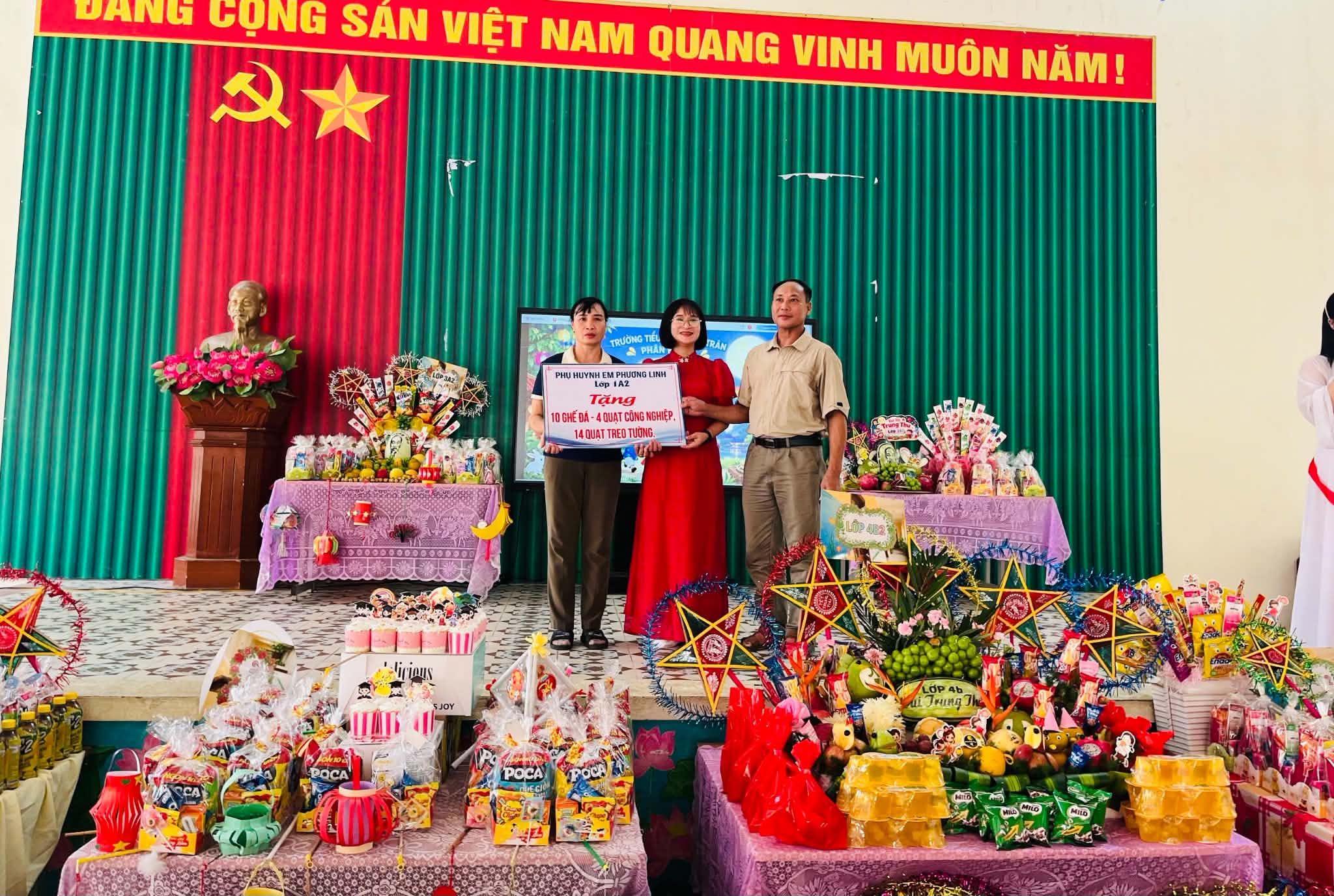 GIA ĐÌNH EM ĐẶNG PHƯƠNG LINH TRAO TẶNG THIẾT BỊ CHO TRƯỜNG TIỂU HỌC TỐNG TRÂN – PHÂN HIỆU 2