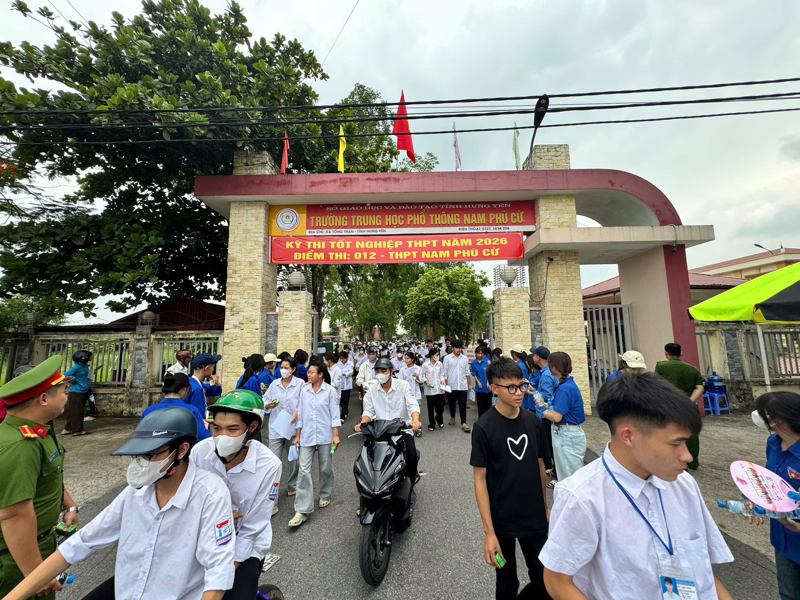 ĐIỂM THI THPT NAM PHÙ CỪ HOÀN THÀNH NGÀY THI THỨ HAI KỲ THI TỐT NGHIỆP THPT NĂM 2026 AN TOÀN, THUẬN LỢI