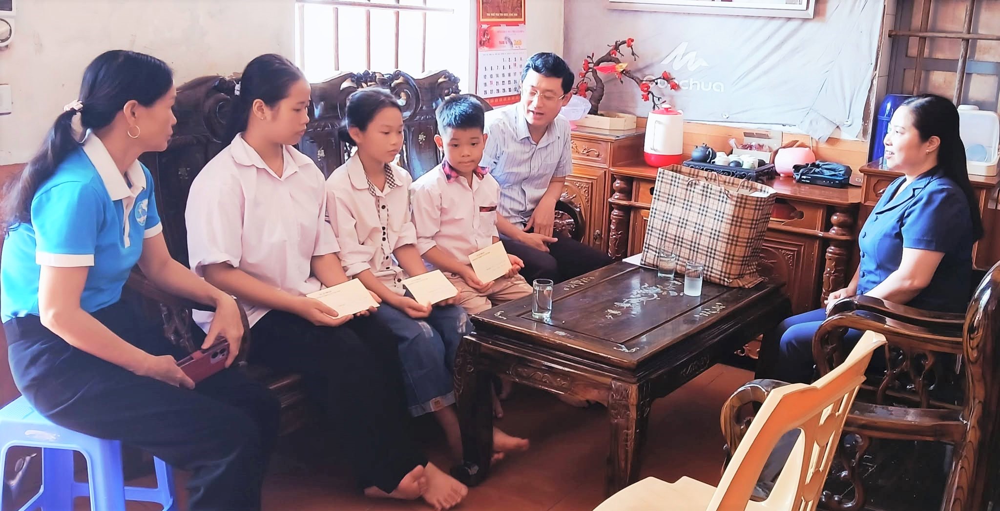 ĐỒNG CHÍ PHÓ BÍ THƯ THƯỜNG TRỰC ĐẢNG ỦY XÃ TỐNG TRÂN THĂM, TẶNG QUÀ CÁC CHÁU MỒ CÔI NHÂN DỊP NĂM HỌC MỚI