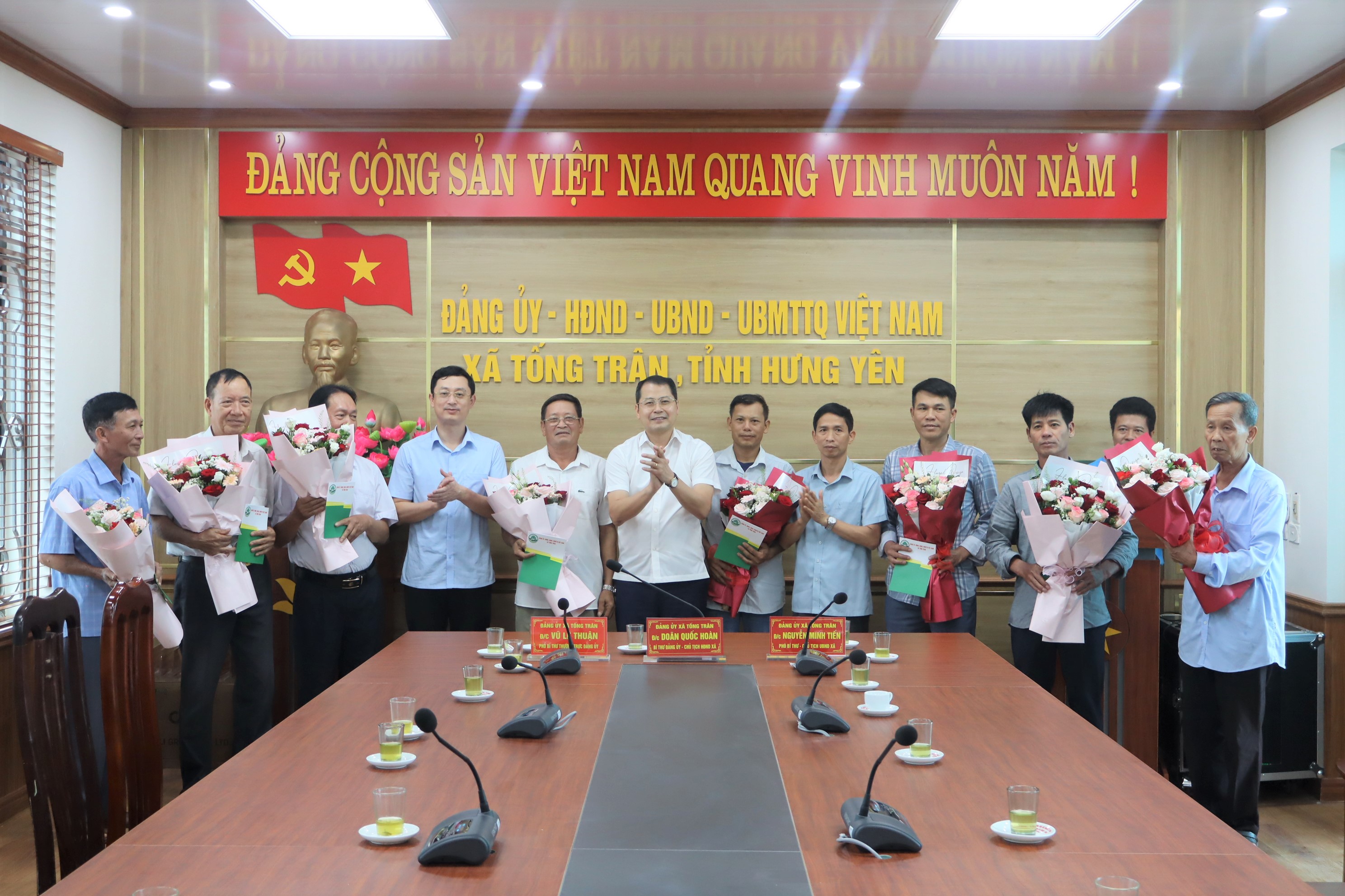 ĐẢNG ỦY XÃ TỐNG TRÂN TỔ CHỨC HỘI NGHỊ GẶP MẶT, CHIA TAY CÁC ĐỒNG CHÍ THÔI KHÔNG THAM GIA CẤP ỦY CHI BỘ, NGHỈ CÔNG TÁC Ở THÔN.
