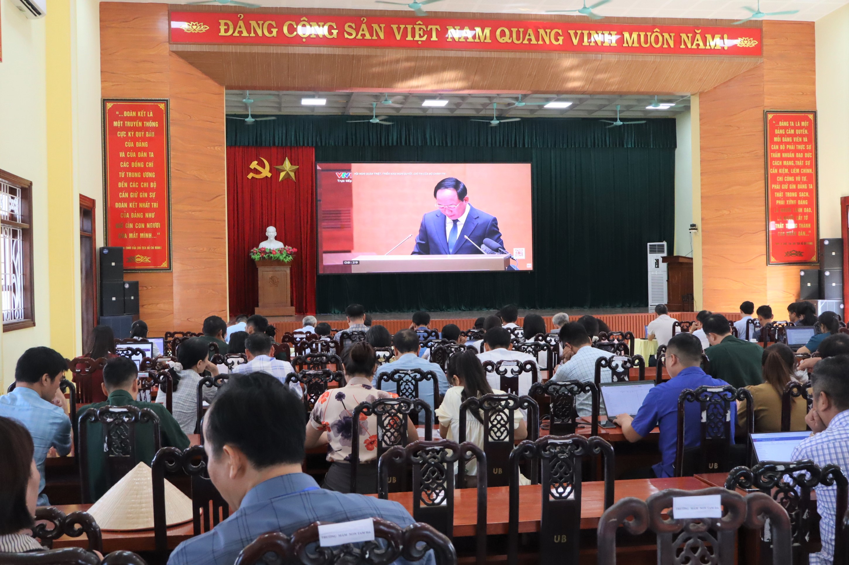 XÃ TỐNG TRÂN THAM DỰ HỘI NGHỊ TOÀN QUỐC NGHIÊN CỨU, HỌC TẬP, QUÁN TRIỆT VÀ TRIỂN KHAI THỰC HIỆN MỘT SỐ NGHỊ QUYẾT, CHỈ THỊ CỦA BỘ CHÍNH TRỊ