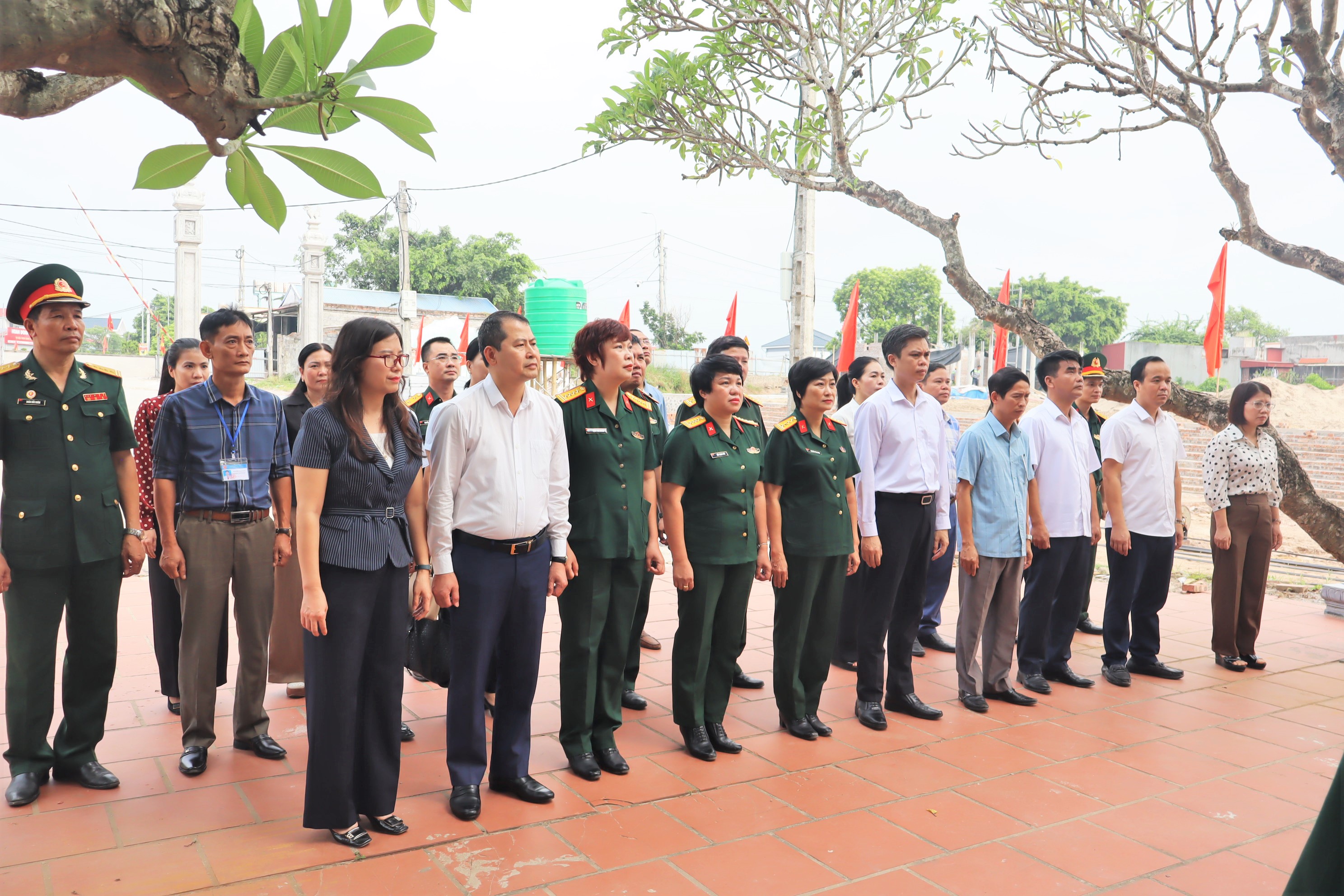 XÃ TỐNG TRÂN ĐÓN ĐOÀN ĐIỆN ẢNH QUÂN ĐỘI NHÂN DÂN VỀ DÂNG HƯƠNG, DÂNG HOA VÀ XÂY DỰNG PHIM TÀI LIỆU VỀ DI TÍCH LỊCH SỬ CÂY ĐA VÀ ĐỀN LA TIẾN