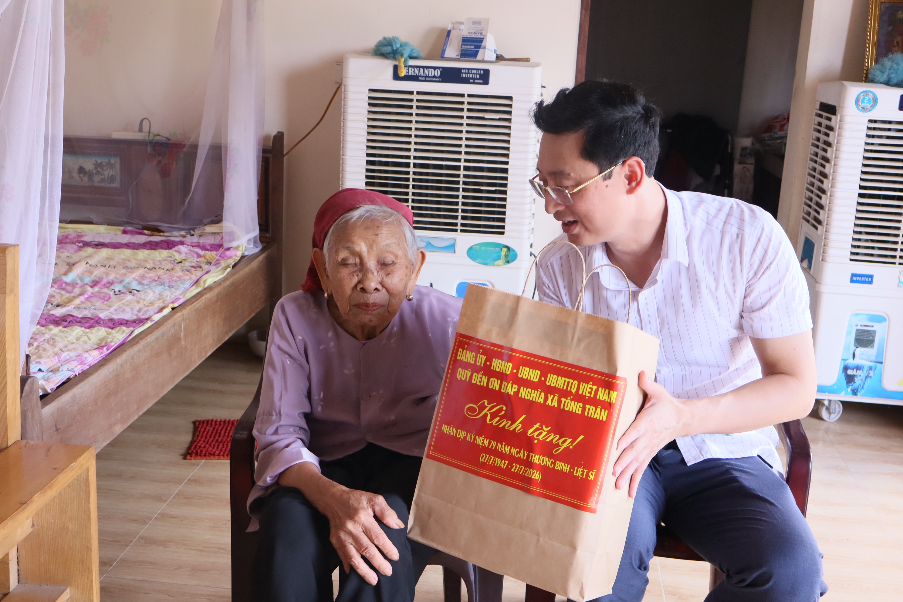 LAN TỎA ĐẠO LÝ "UỐNG NƯỚC NHỚ NGUỒN" – ĐOÀN CÔNG TÁC SỐ 2 XÃ TỐNG TRÂN THĂM, TẶNG QUÀ GIA ĐÌNH CHÍNH SÁCH