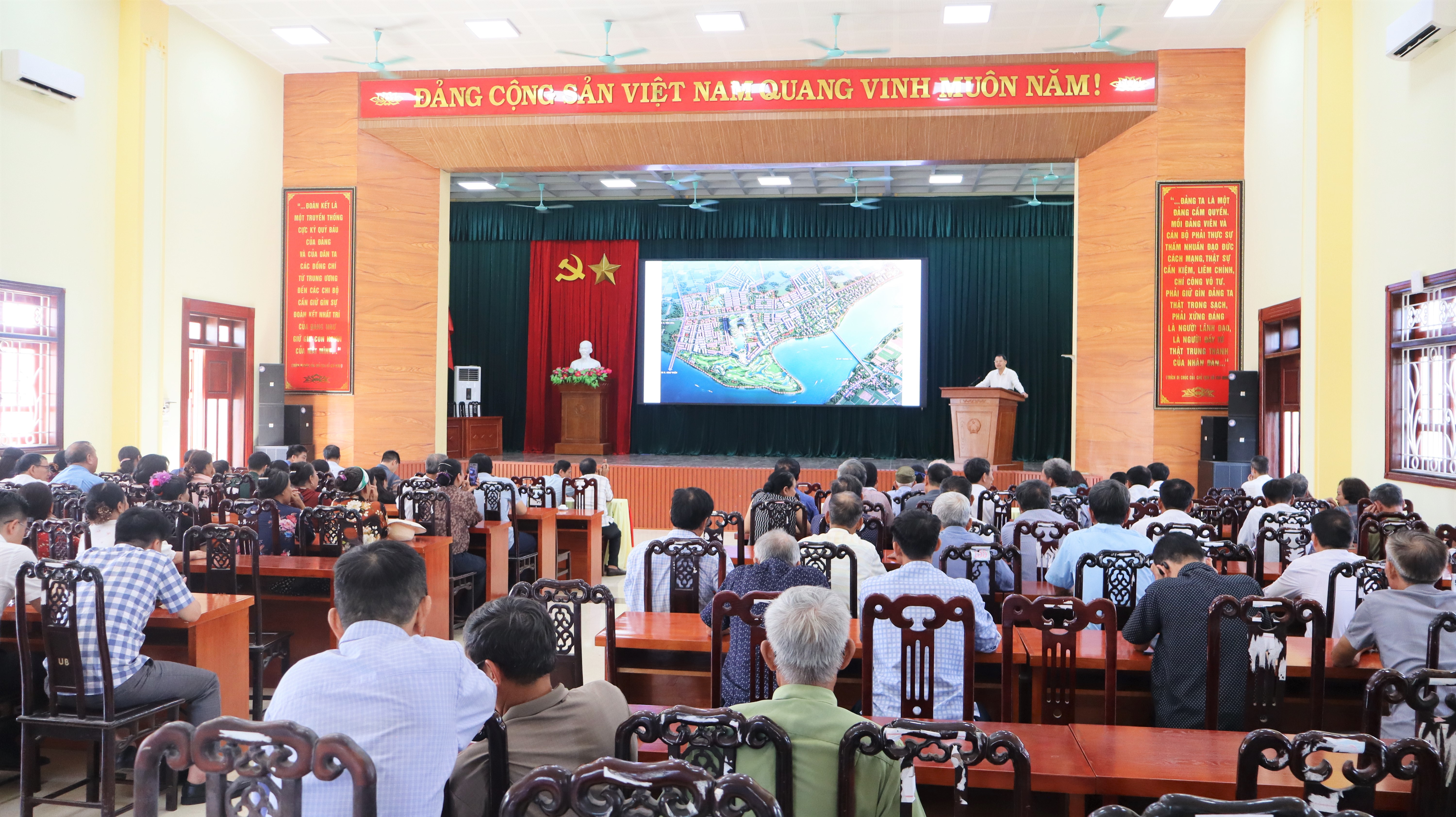 UBND XÃ TỐNG TRÂN TỔ CHỨC HỘI NGHỊ LẤY Ý KIẾN CỘNG ĐỒNG DÂN CƯ VỀ ĐỒ ÁN QUY HOẠCH PHÂN KHU KHU DU LỊCH, ĐÔ THỊ SINH THÁI PHÍA NAM PHÙ CỪ