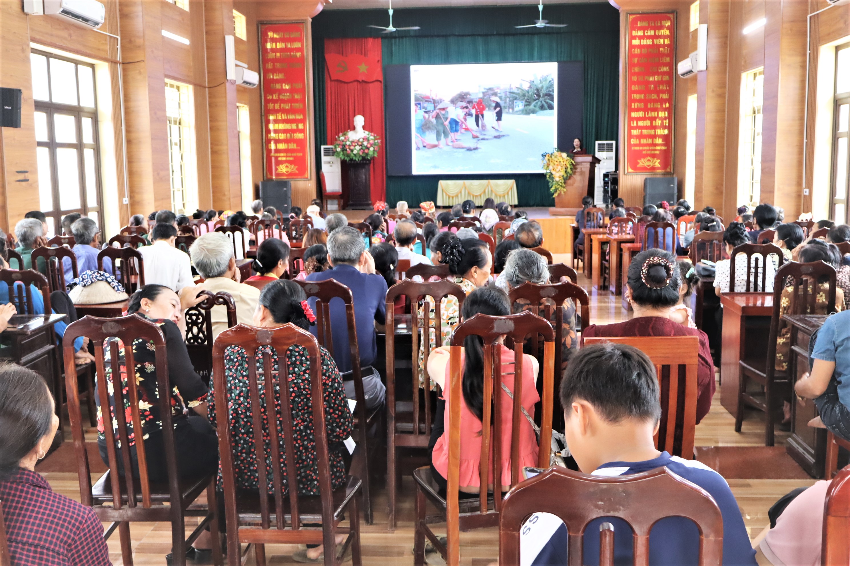 XÃ TỐNG TRÂN TỔ CHỨC HỘI NGHỊ TUYÊN TRUYỀN LUẬT ĐẤT ĐAI, LUẬT BẢO VỆ MÔI TRƯỜNG VÀ HƯỚNG DẪN PHÂN LOẠI, XỬ LÝ RÁC THẢI HỮU CƠ TẠI HỘ GIA ĐÌNH NĂM 2026