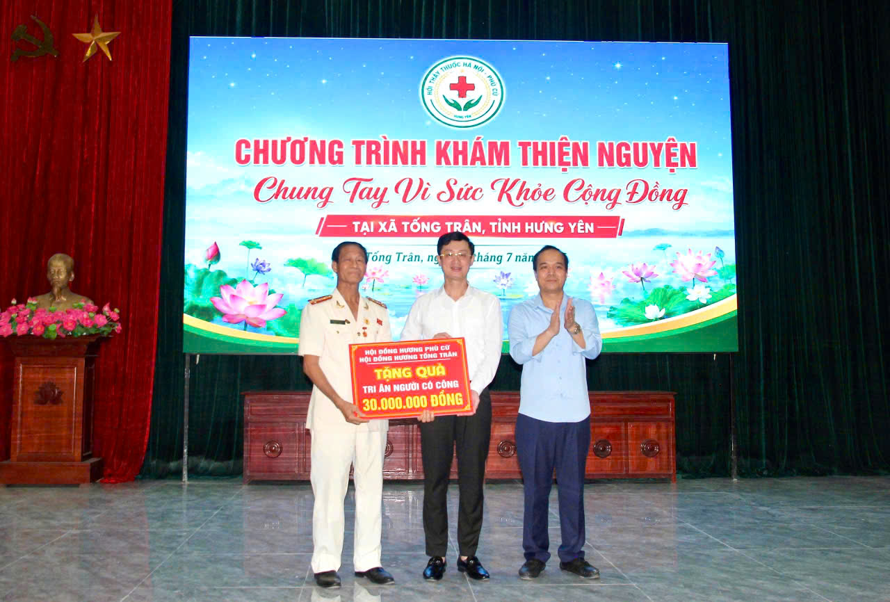 XÃ TỐNG TRÂN TỔ CHỨC CHƯƠNG TRÌNH KHÁM BỆNH, TƯ VẤN SỨC KHỎE, CẤP PHÁT THUỐC MIỄN PHÍ VÀ TRAO QUÀ TRI ÂN NGƯỜI CÓ CÔNG, ĐỐI TƯỢNG CHÍNH SÁCH