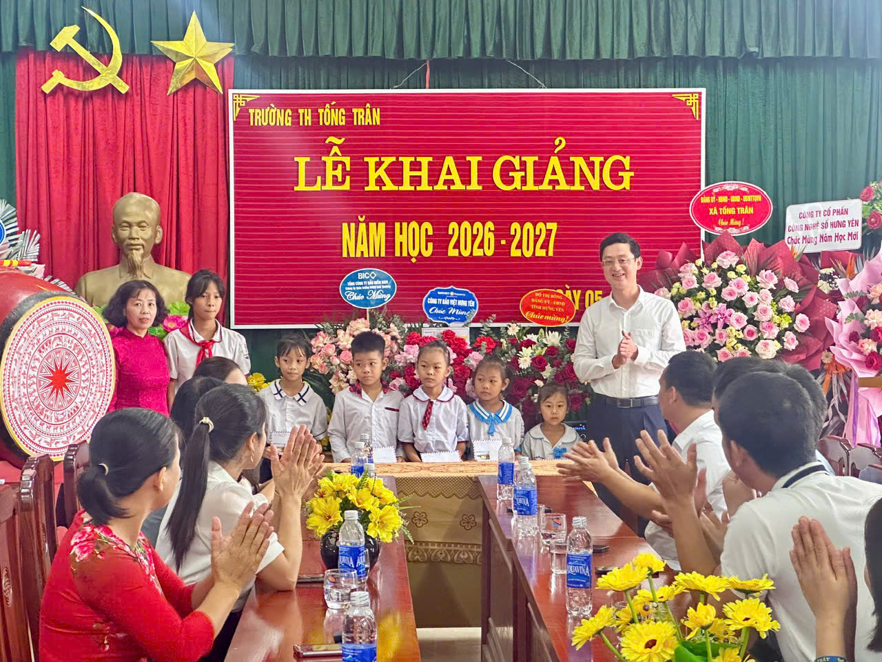 LÃNH ĐẠO XÃ TỐNG TRÂN TRAO QUÀ ĐỘNG VIÊN HỌC SINH CÓ HOÀN CẢNH KHÓ KHĂN NHÂN DỊP NĂM HỌC MỚI