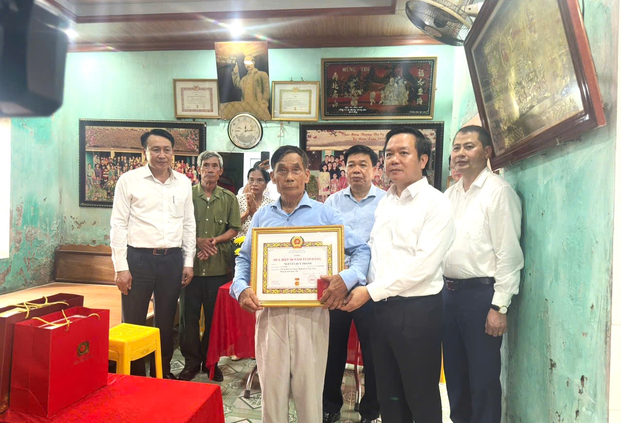 ĐỒNG CHÍ PHẠM QUANG NGỌC , ỦY VIÊN BCH TRUNG ƯƠNG ĐẢNG, BÍ THƯ TỈNH ỦY TRAO TẶNG HUY HIỆU 80 NĂM TUỔI ĐẢNG CHO ĐỒNG CHÍ NGUYỄN DUY THANH, XÃ TỐNG TRÂN