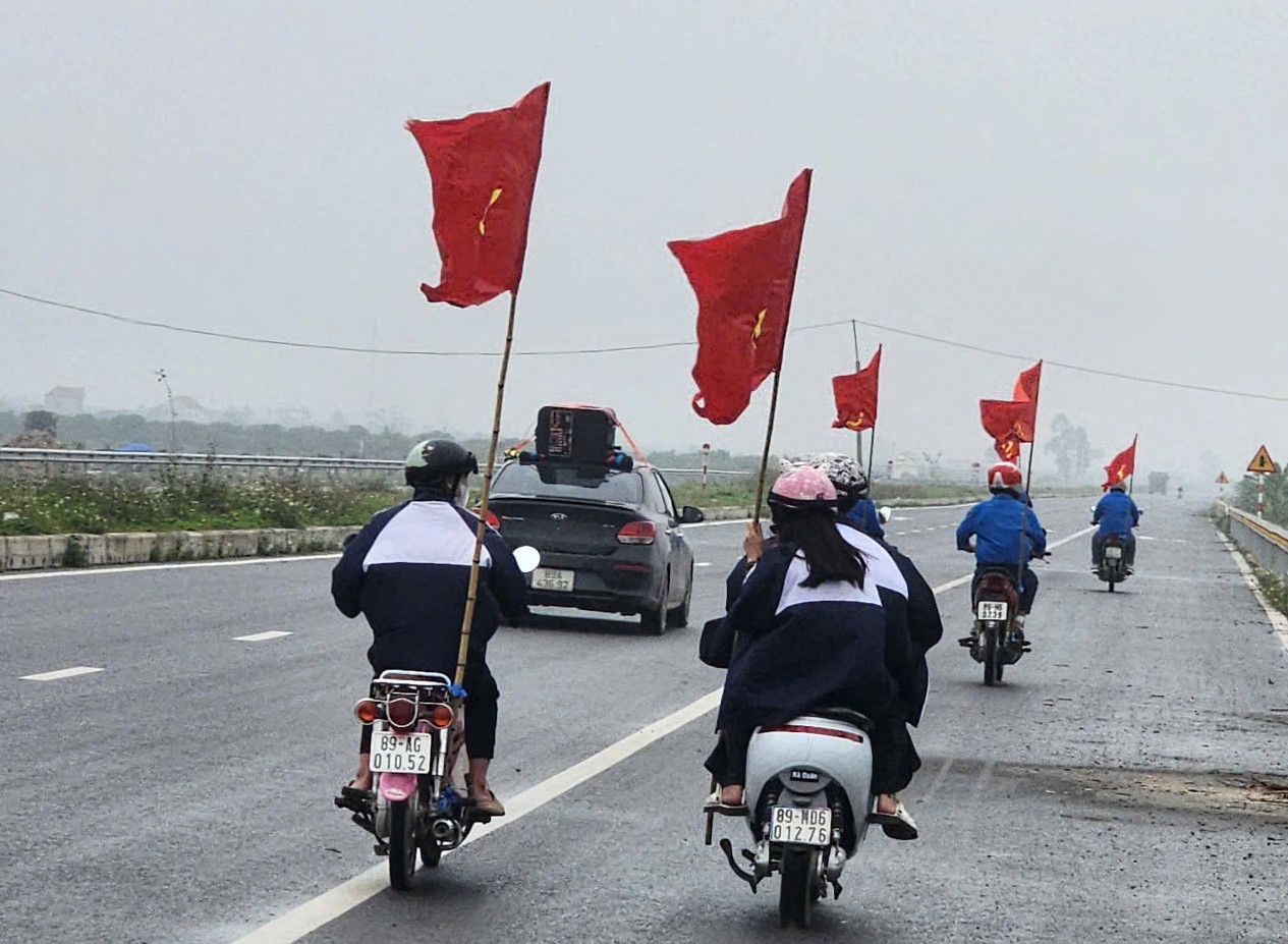 ĐOÀN THANH NIÊN XÃ TỐNG TRÂN RA QUÂN TUYÊN TRUYỀN LƯU ĐỘNG HƯỞNG ỨNG THÁNG THANH NIÊN VÀ CHÀO MỪNG BẦU CỬ