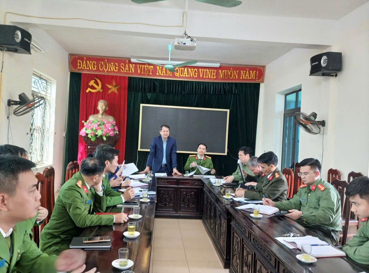 ĐOÀN CÔNG TÁC CÔNG AN TỈNH HƯNG YÊN KIỂM TRA CÔNG TÁC BẢO ĐẢM AN NINH TRẬT TỰ VÀ RÀ SOÁT DANH SÁCH CỬ TRI TẠI XÃ TỐNG TRÂN