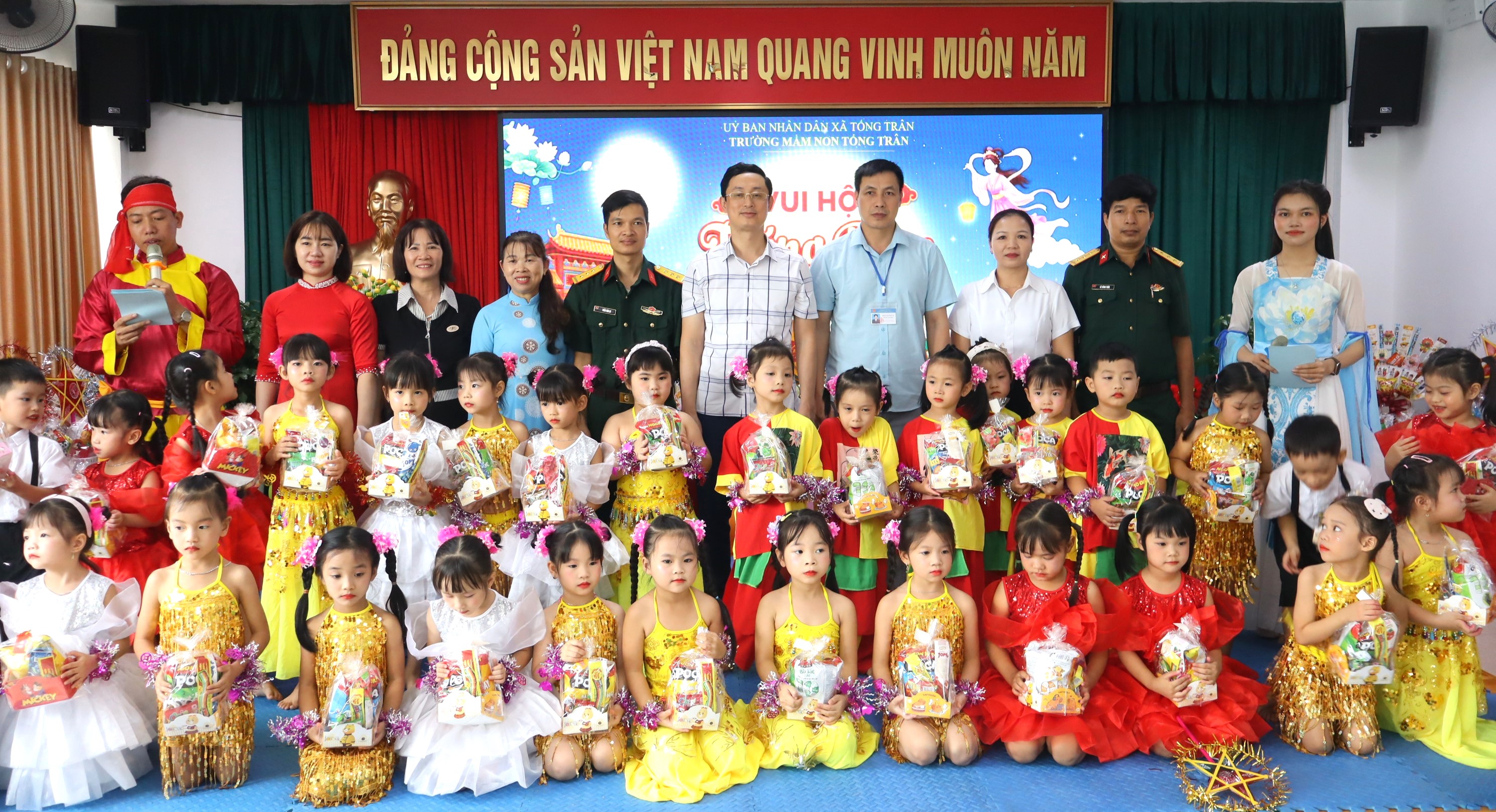 Vui hội trăng rằm, lãnh đạo xã Tống Trân cùng cô và trò trường mầm non Tống Trân đón Tết Trung thu