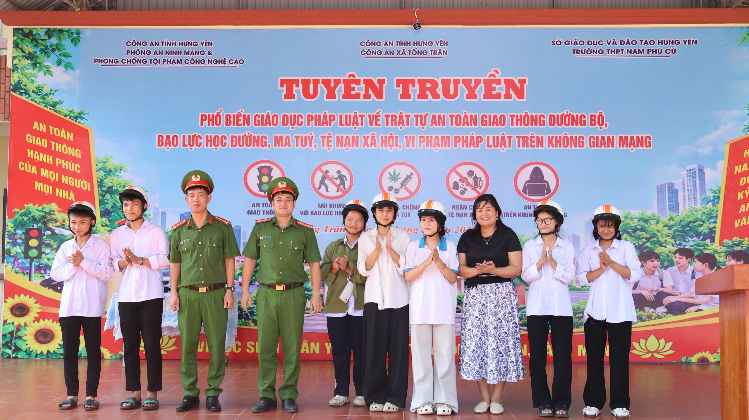 Công an xã Tống Trân tuyên truyền, phổ biến pháp luật tại Trường THPT Nam Phù Cừ