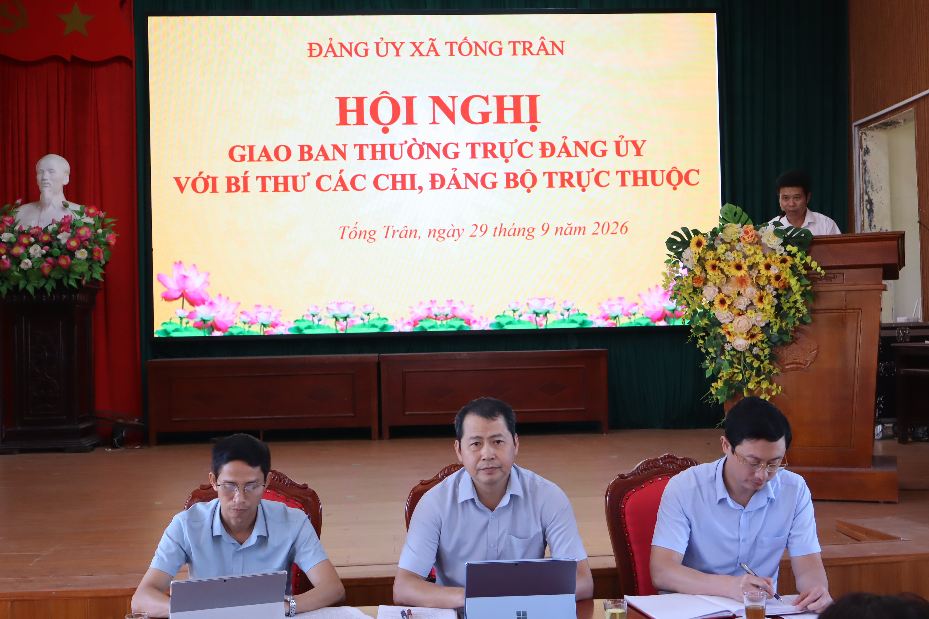 Thường trực Đảng ủy Tống Trân giao ban với bí thư các chi, đảng bộ trực thuộc