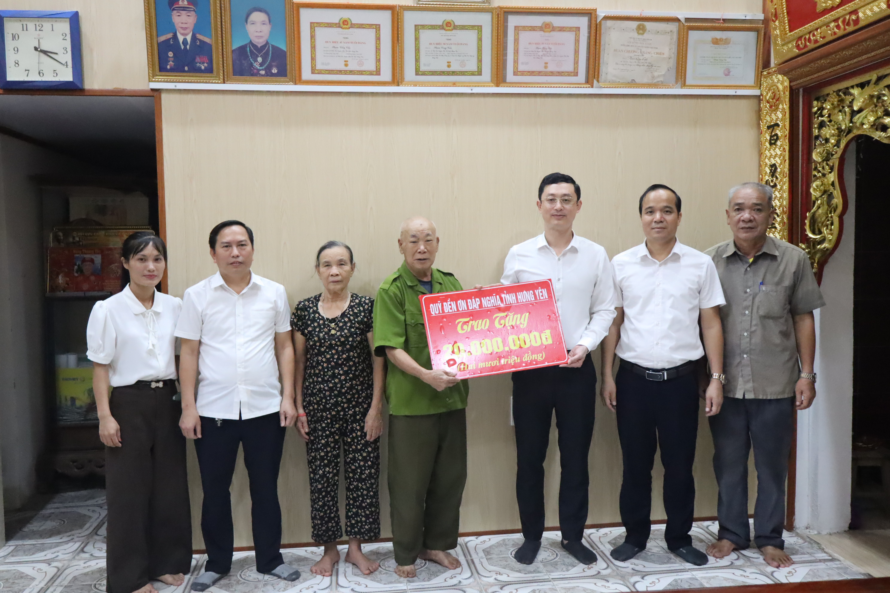 Tống Trân trao hỗ trợ sửa nhà cho gia đình thương binh