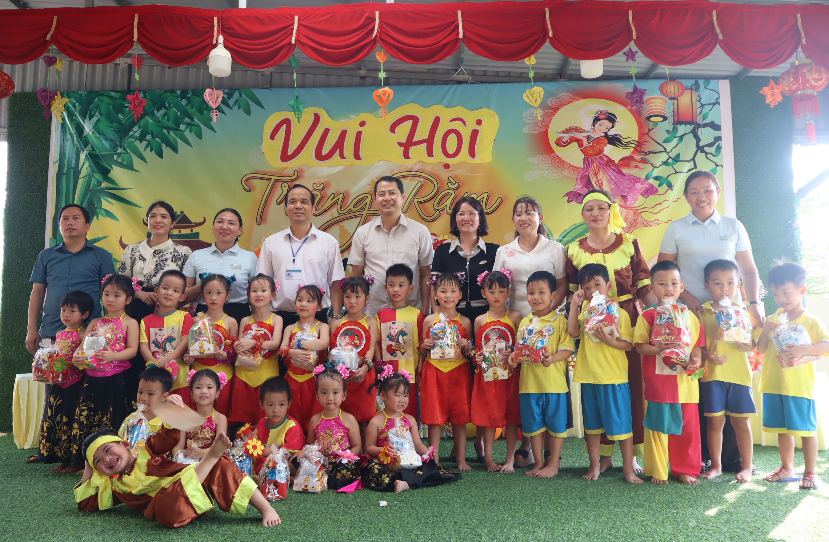 Đồng chí Doãn Quốc Hoàn, Bí thư Đảng ủy, Chủ tịch HĐND xã cùng đoàn lãnh đạo xã chung vui Tết Trung thu với cô và trò phân hiệu Nguyên Hòa