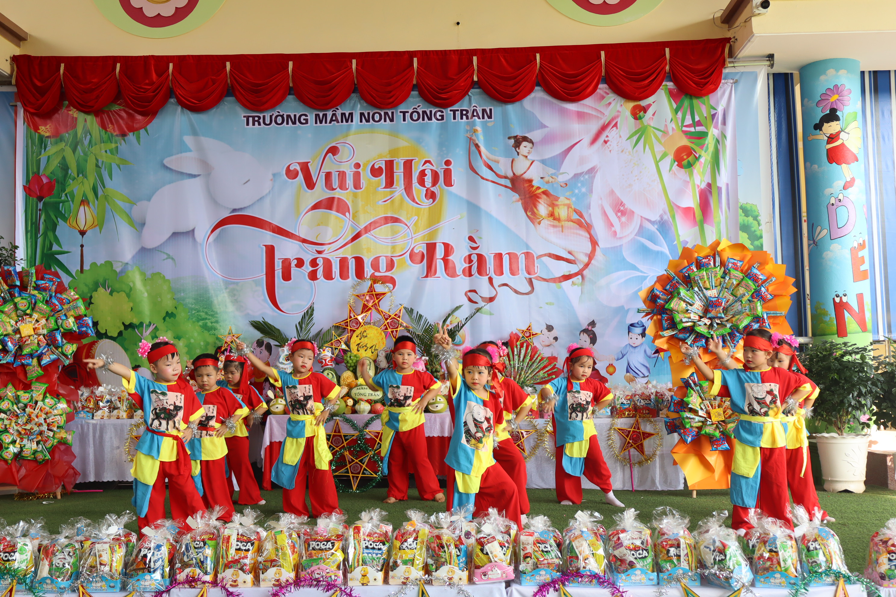 Các đồng chí lãnh đạo xã Tống Trân thăm, tặng quà Trung thu cho trẻ em tại Phân hiệu 1 Trường Mầm non Tống Trân