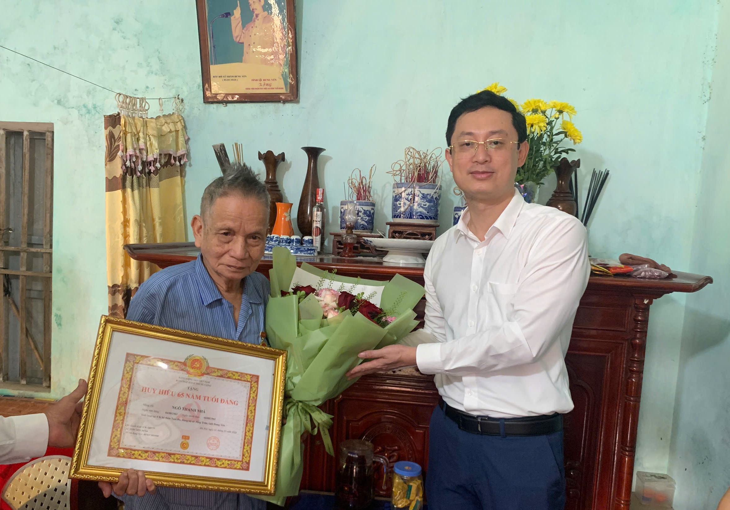 Trao tặng Huy hiệu 65 năm tuổi Đảng cho đảng viên Ngô Thanh Nhã
