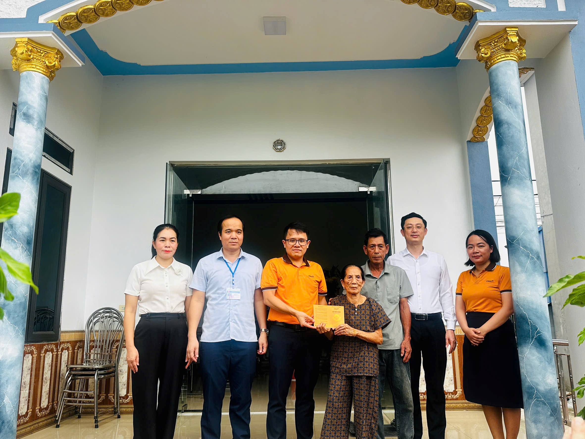 Trao tặng sổ tiết kiệm trị giá 700 triệu đồng cho Mẹ Việt Nam Anh hùng Phạm Thị Vấn
