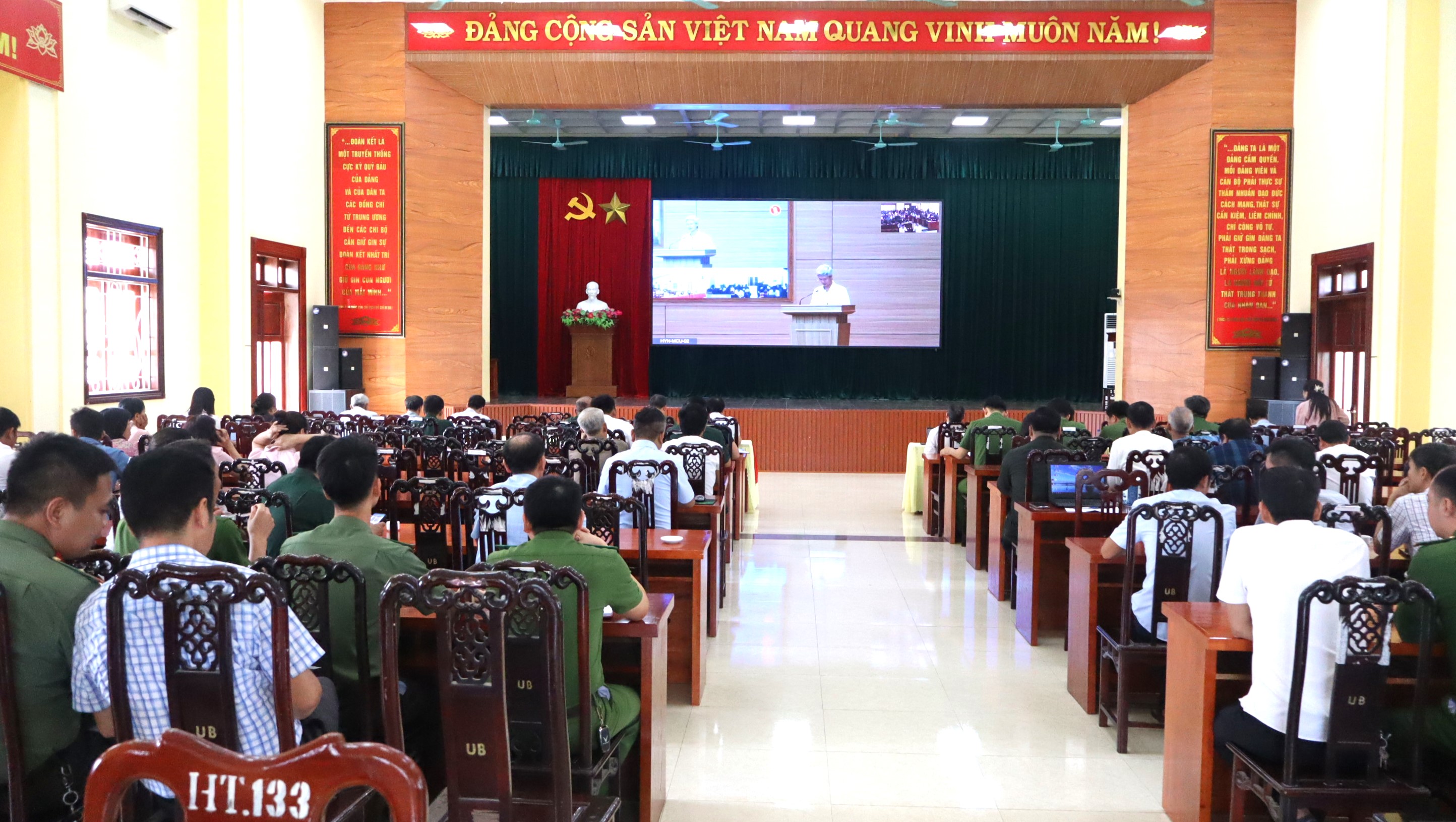 Đảng ủy xã Tống Trân tổ chức Hội nghị nghiên cứu, học tập, quán triệt các nghị quyết của Trung ương và của tỉnh