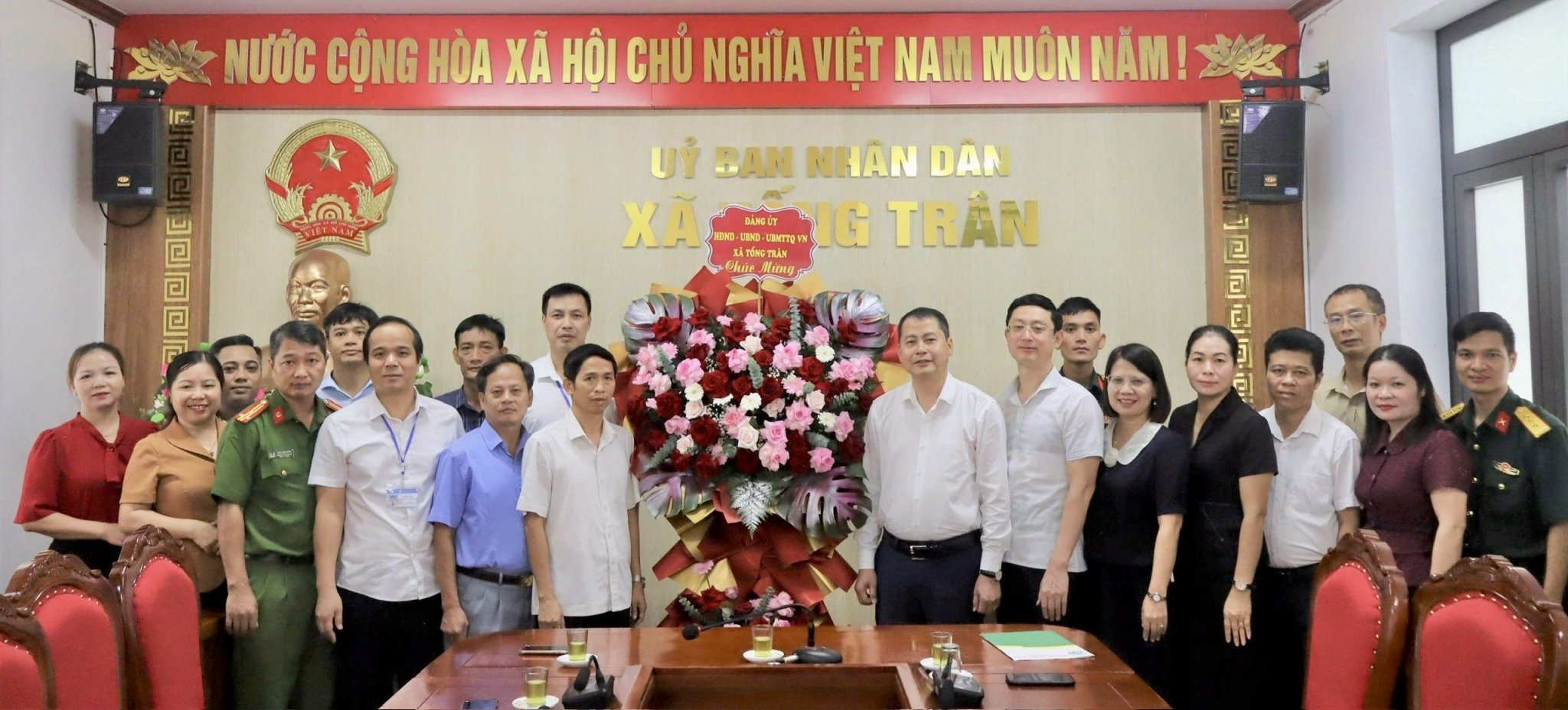 Đoàn đại biểu Đảng ủy xã Tống Trân chúc mừng cán bộ, công chức, viên chức, người lao động khối chính quyền nhân dịp Quốc khánh 2/9