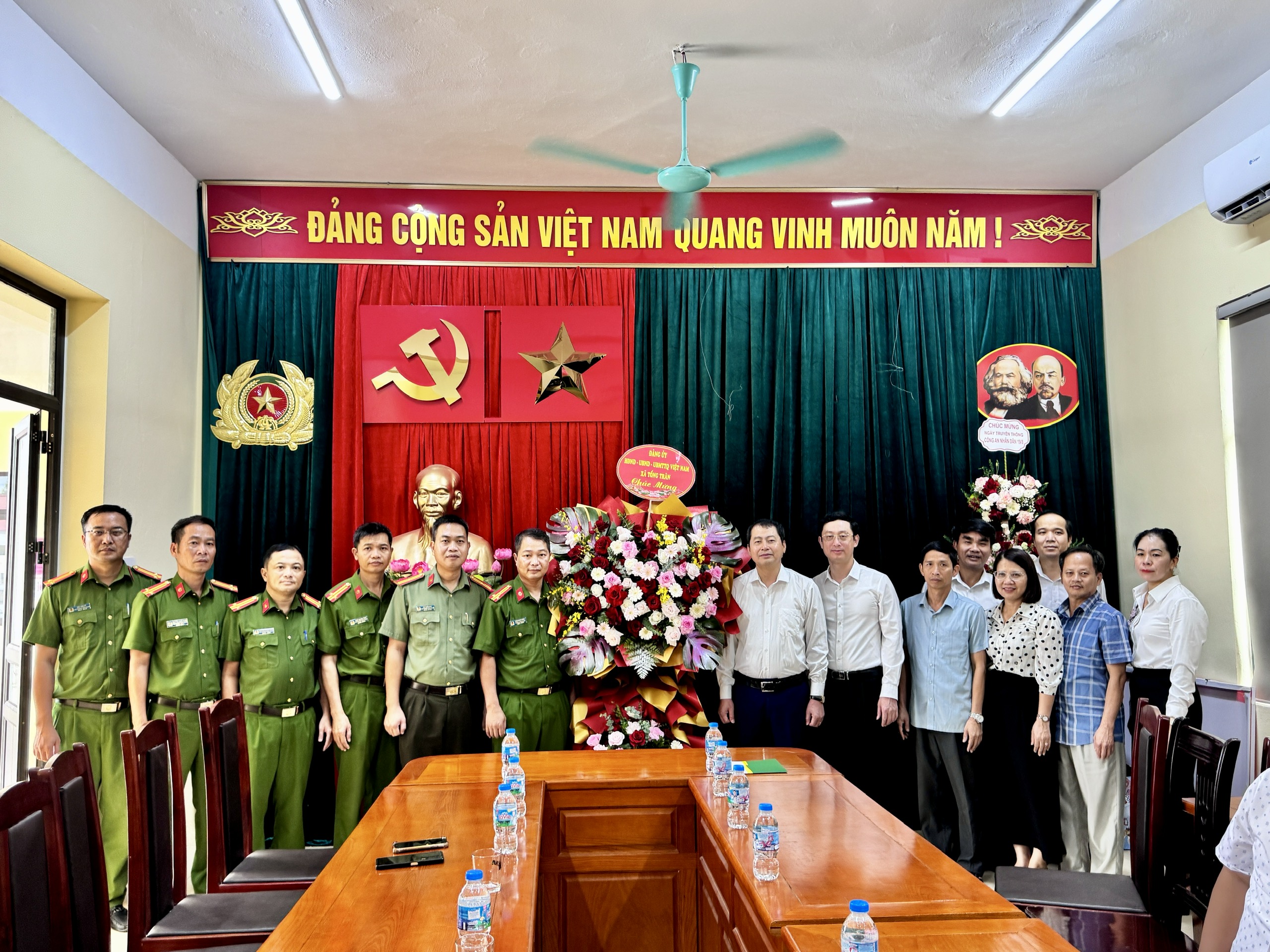 Đoàn Lãnh đạo xã Tống Trân chúc mừng Công an xã nhân kỷ niệm 81 năm Ngày truyền thống Công an nhân dân