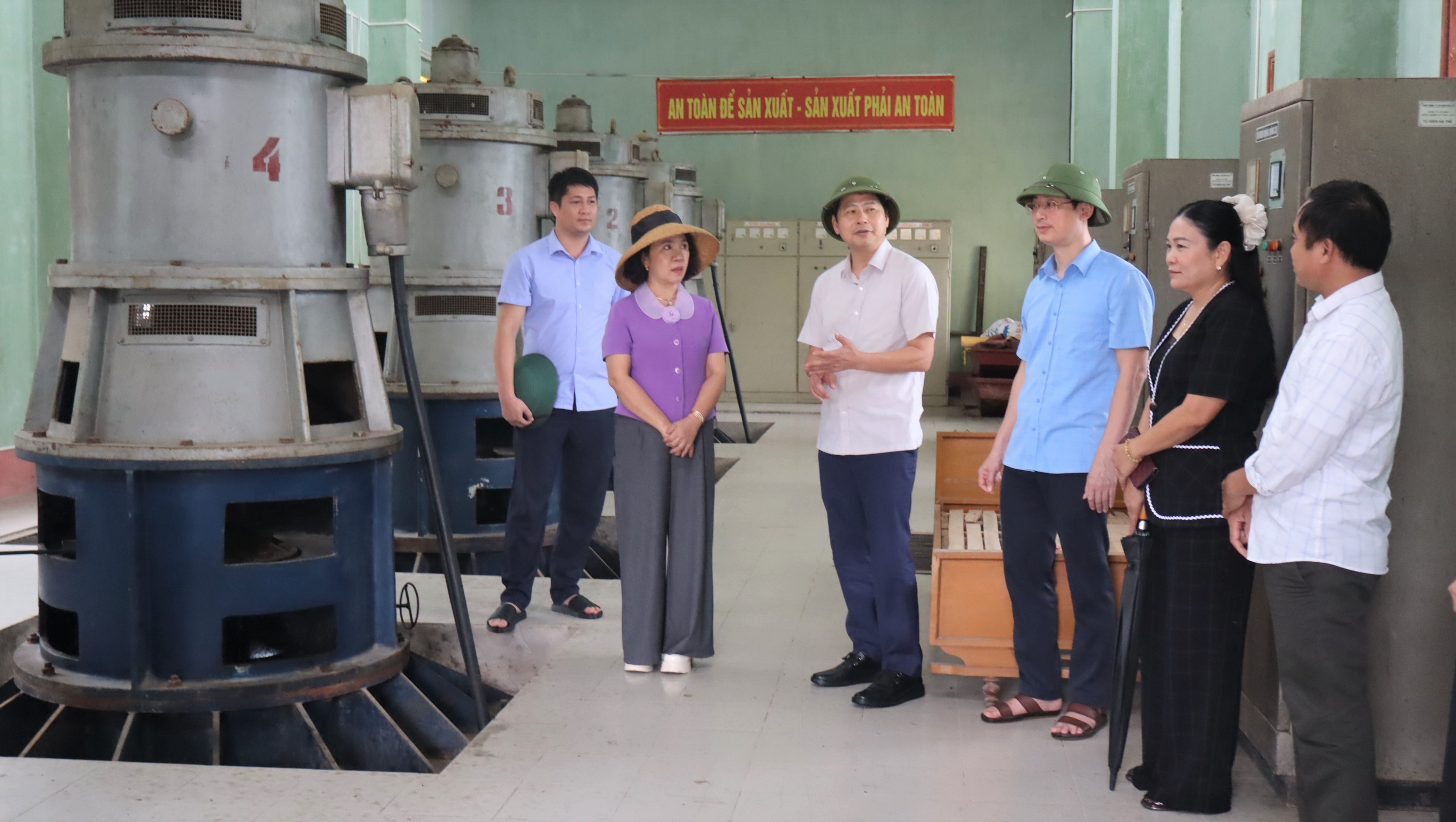 Đoàn Lãnh đạo xã Tống Trân kiểm tra công tác tiêu thoát nước, chủ động ứng phó bão số 4
