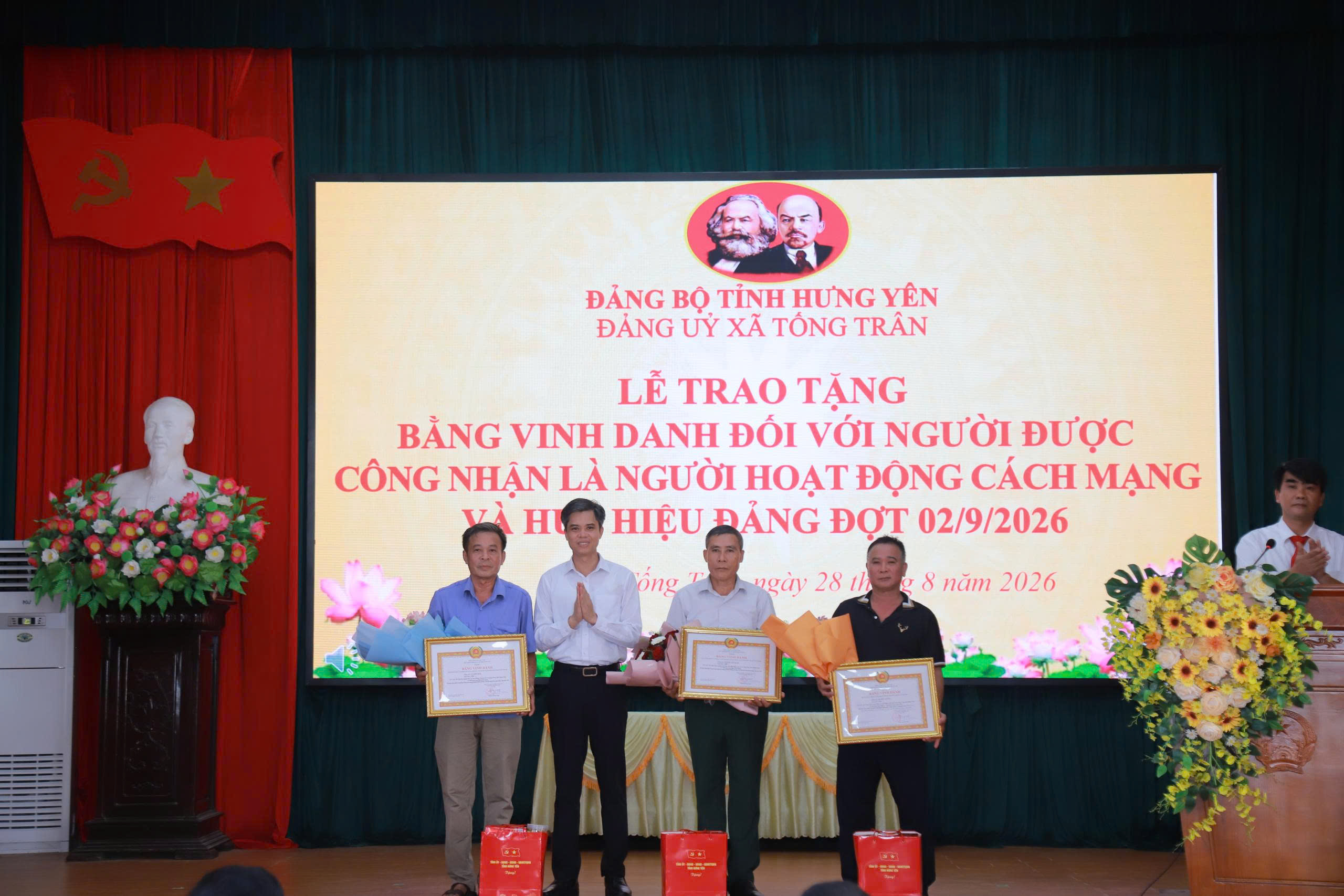 Xã Tống Trân trao tặng Bằng vinh danh người hoạt động cách mạng và Huy hiệu Đảng đợt 2/9/2026