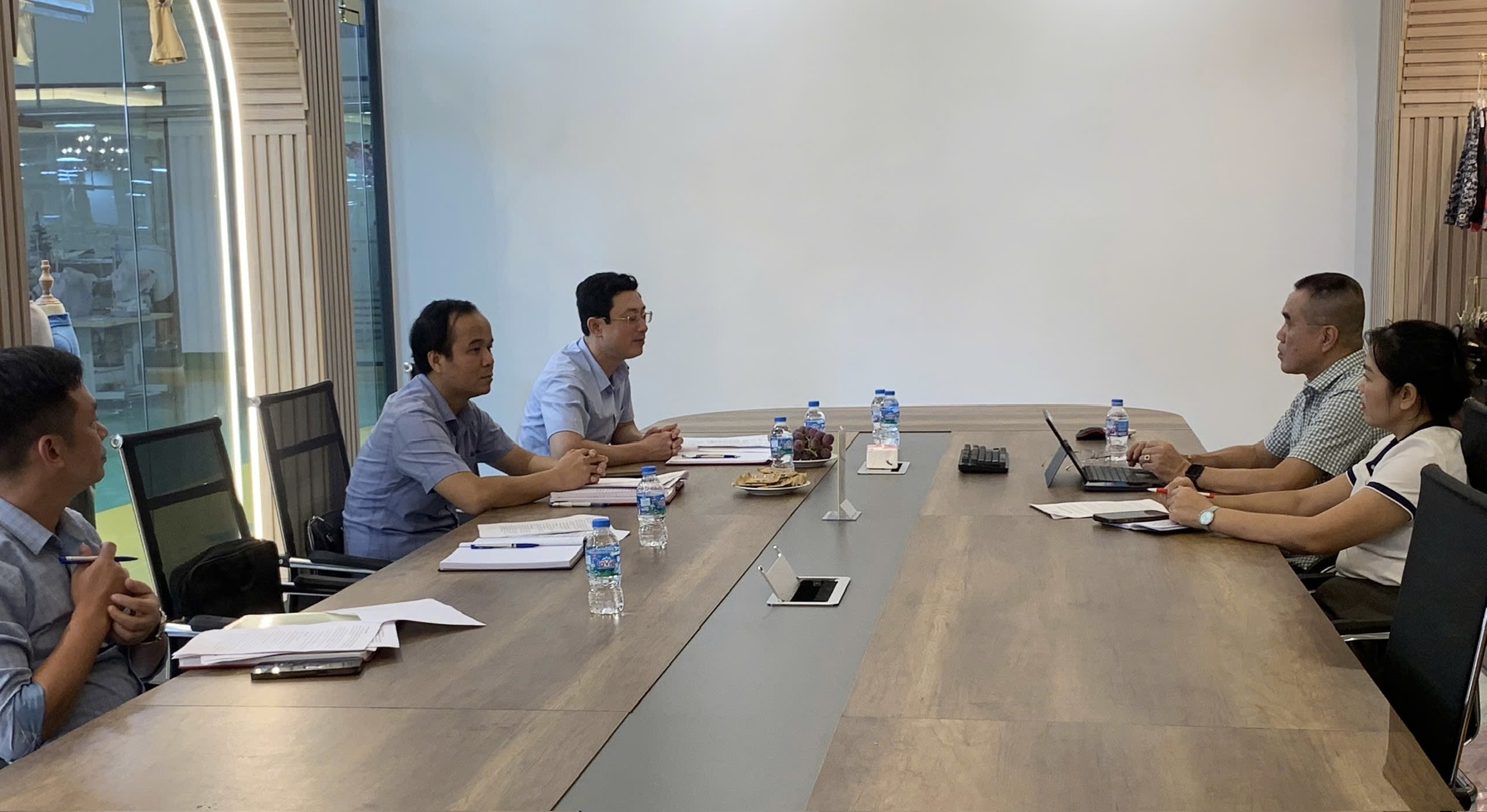 Đảng ủy xã Tống Trân khảo sát công tác phát triển đảng viên tại Chi bộ Công ty TNHH May Thiên Sơn