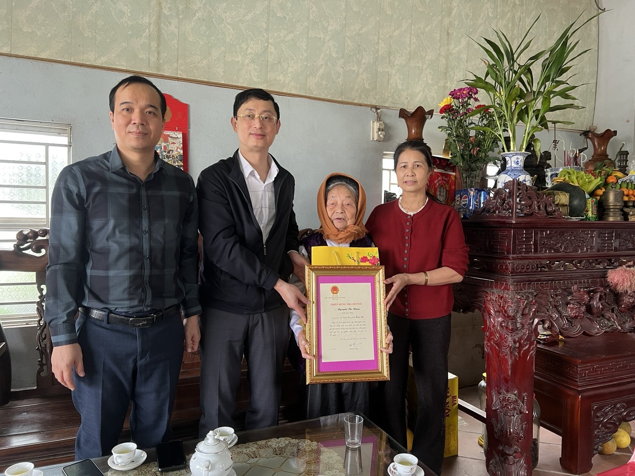 Đoàn đại biểu Lãnh đạo xã Tống Trân thăm, chúc thọ và trao quà của Chủ tịch nước tới các cụ tròn 100 tuổi nhân dịp Tết Nguyên đán Bính Ngọ 2026