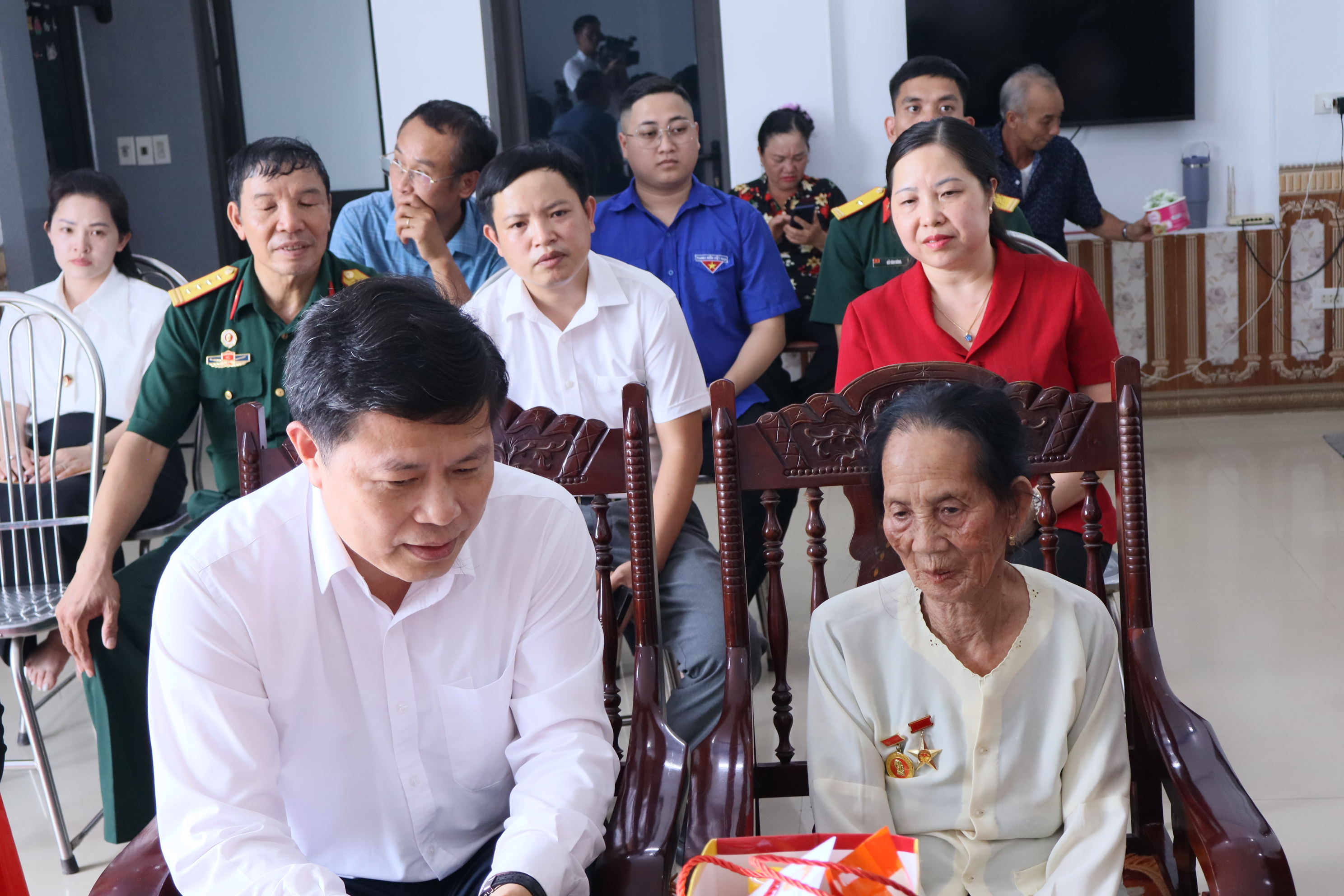 Đoàn công tác số 1 của Ủy ban MTTQ Việt Nam tỉnh thăm, tặng quà Mẹ Việt Nam Anh hùng tại xã Tống Trân nhân dịp 27/7