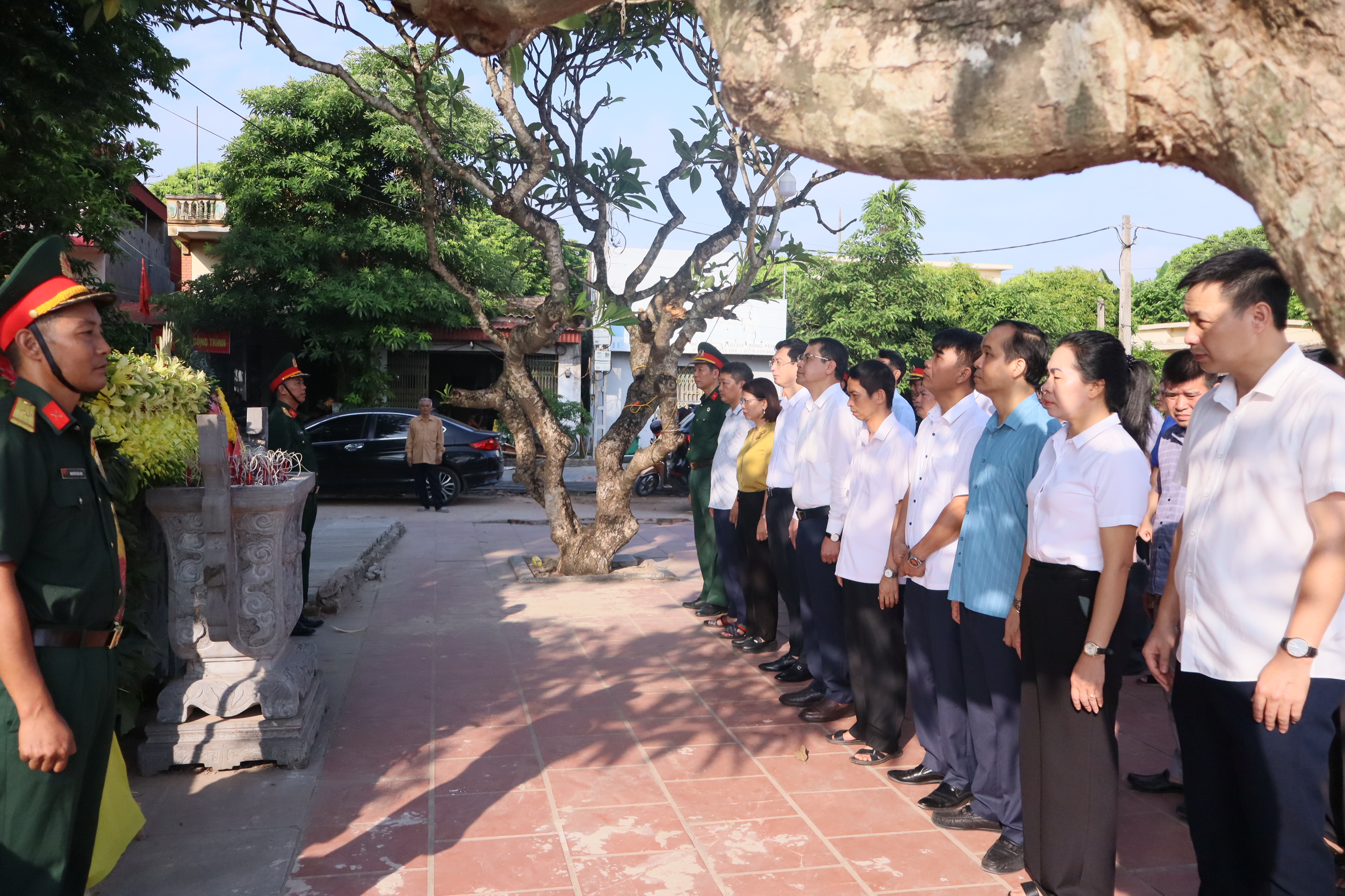 Xã Tống Trân dâng hương, dâng hoa tưởng niệm các Anh hùng liệt sĩ tại Di tích lịch sử Quốc gia Cây đa và Đền La Tiến