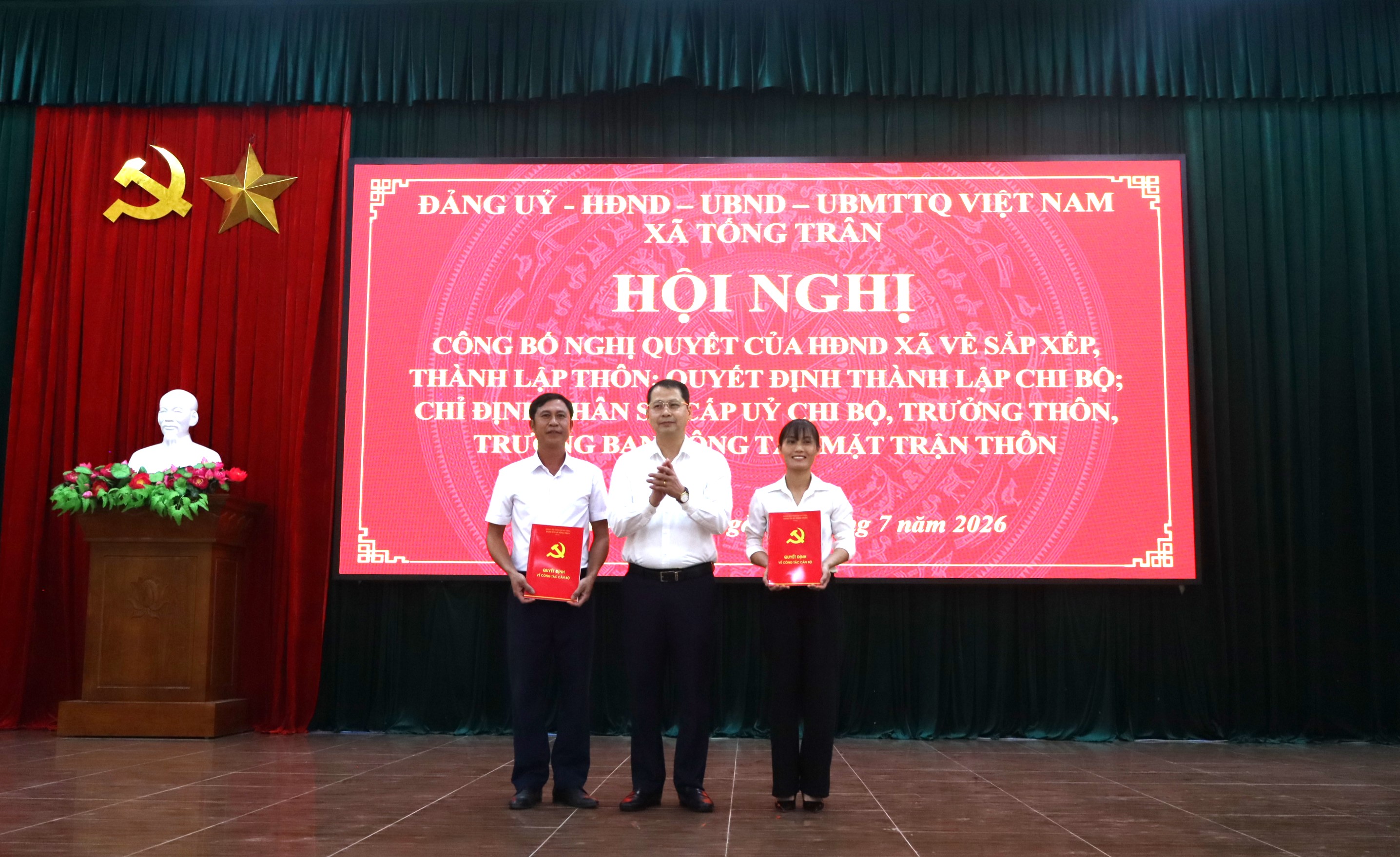 Đảng ủy xã Tống Trân công bố các nghị quyết, quyết định về sáp nhập thôn, tổ chức đảng và công tác cán bộ ở thôn