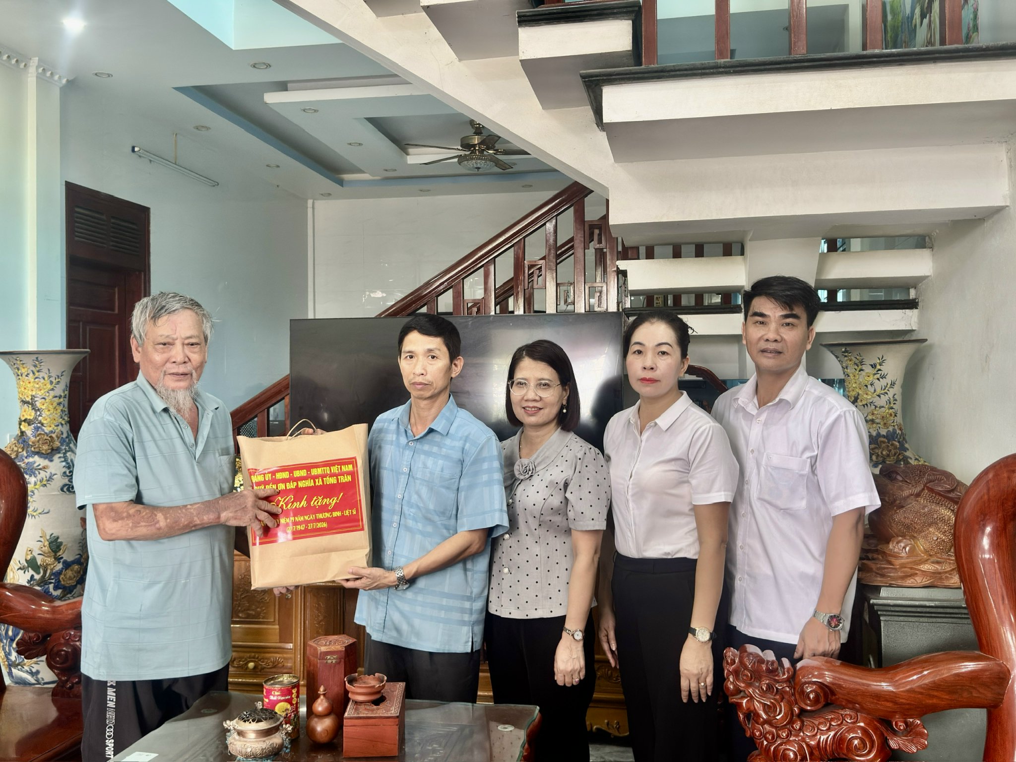 Đoàn lãnh đạo xã Tống Trân thăm, tặng quà người có công nhân dịp kỷ niệm 79 năm Ngày Thương binh - Liệt sĩ (27/7/1947 - 27/7/2026)
