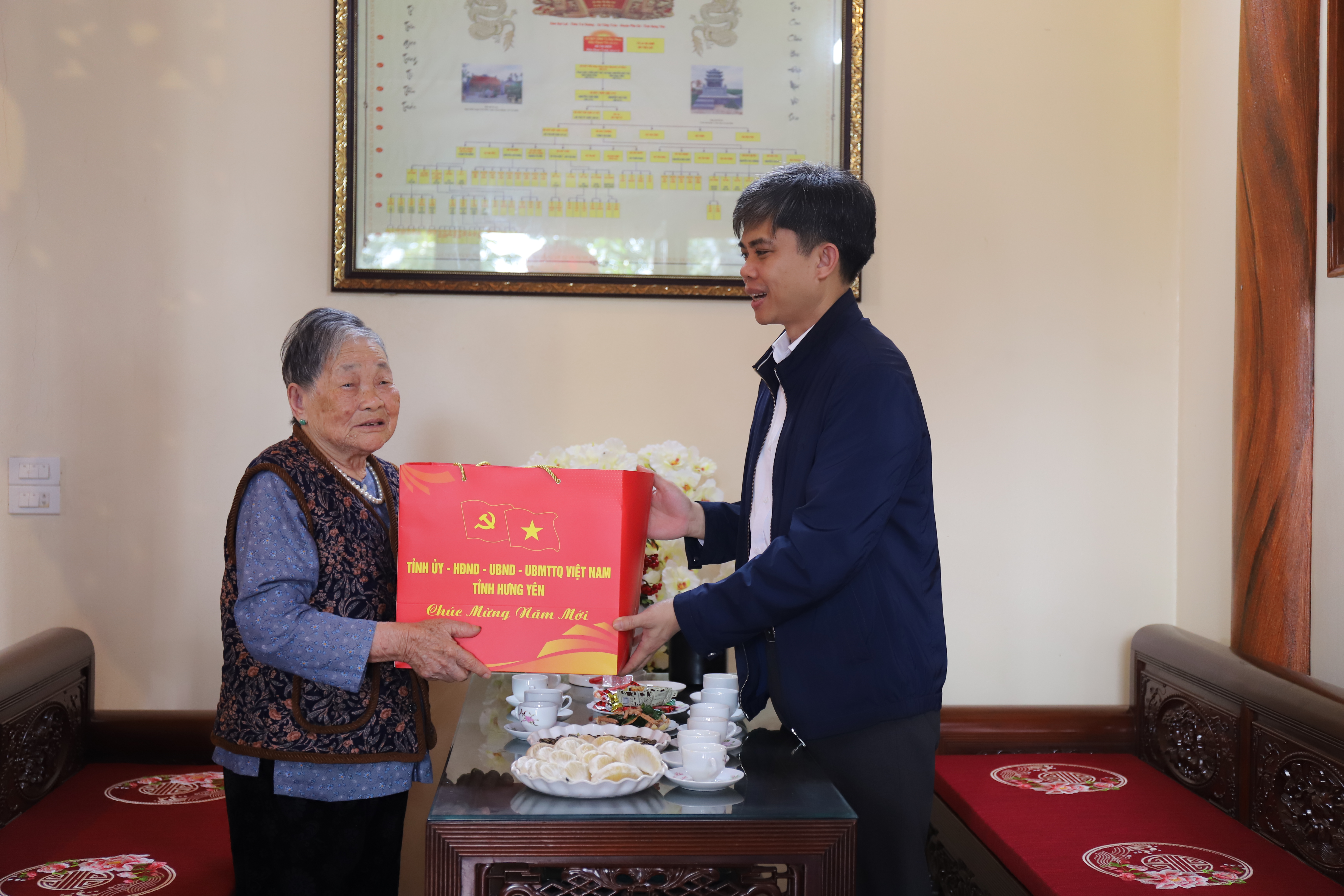 Lãnh đạo Tỉnh ủy thăm, tặng quà đảng viên lão thành tại xã Tống Trân