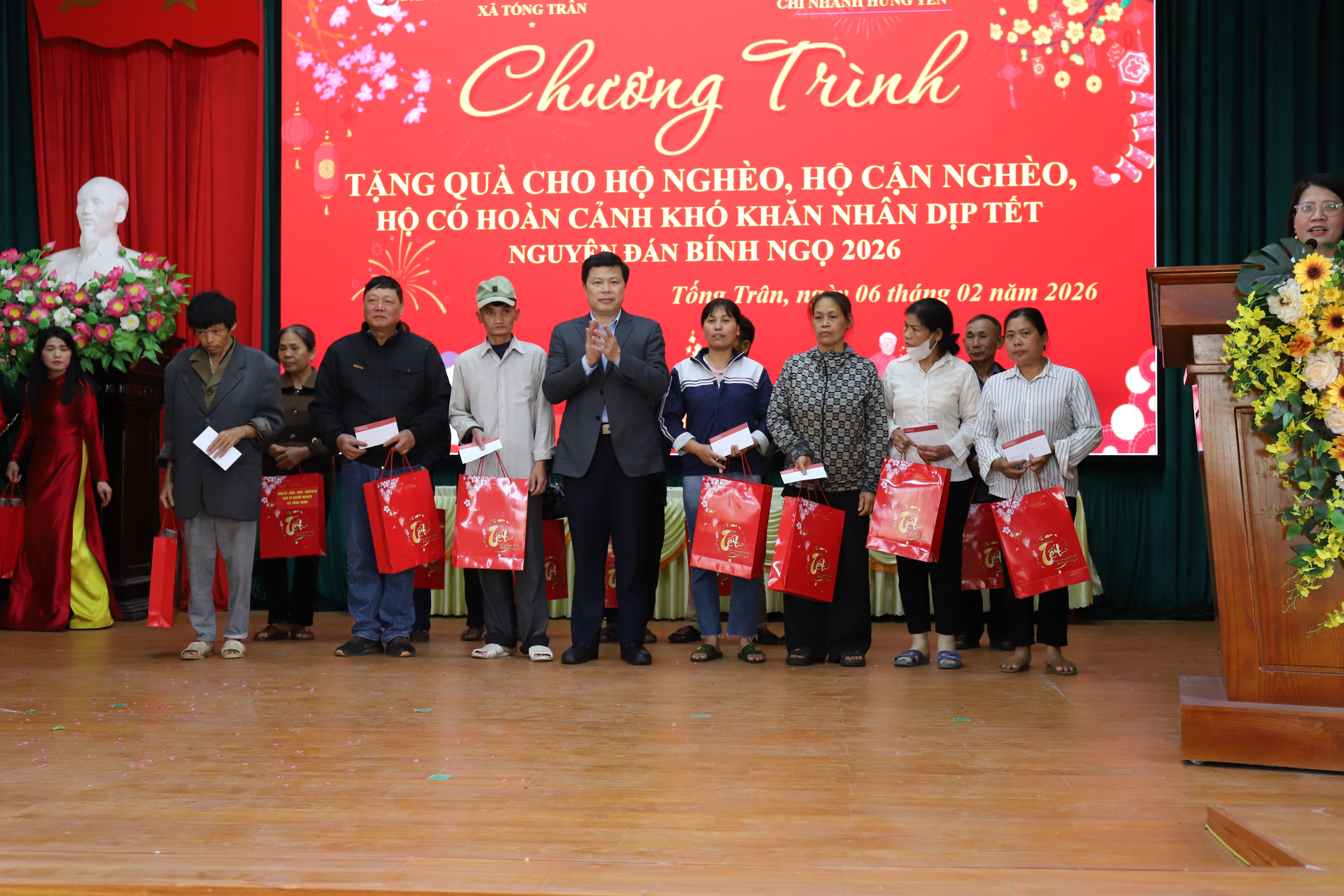 Xã Tống Trân tổ chức tặng quà Tết Bính Ngọ 2026 cho hộ nghèo, hộ cận nghèo và hộ có hoàn cảnh khó khăn
