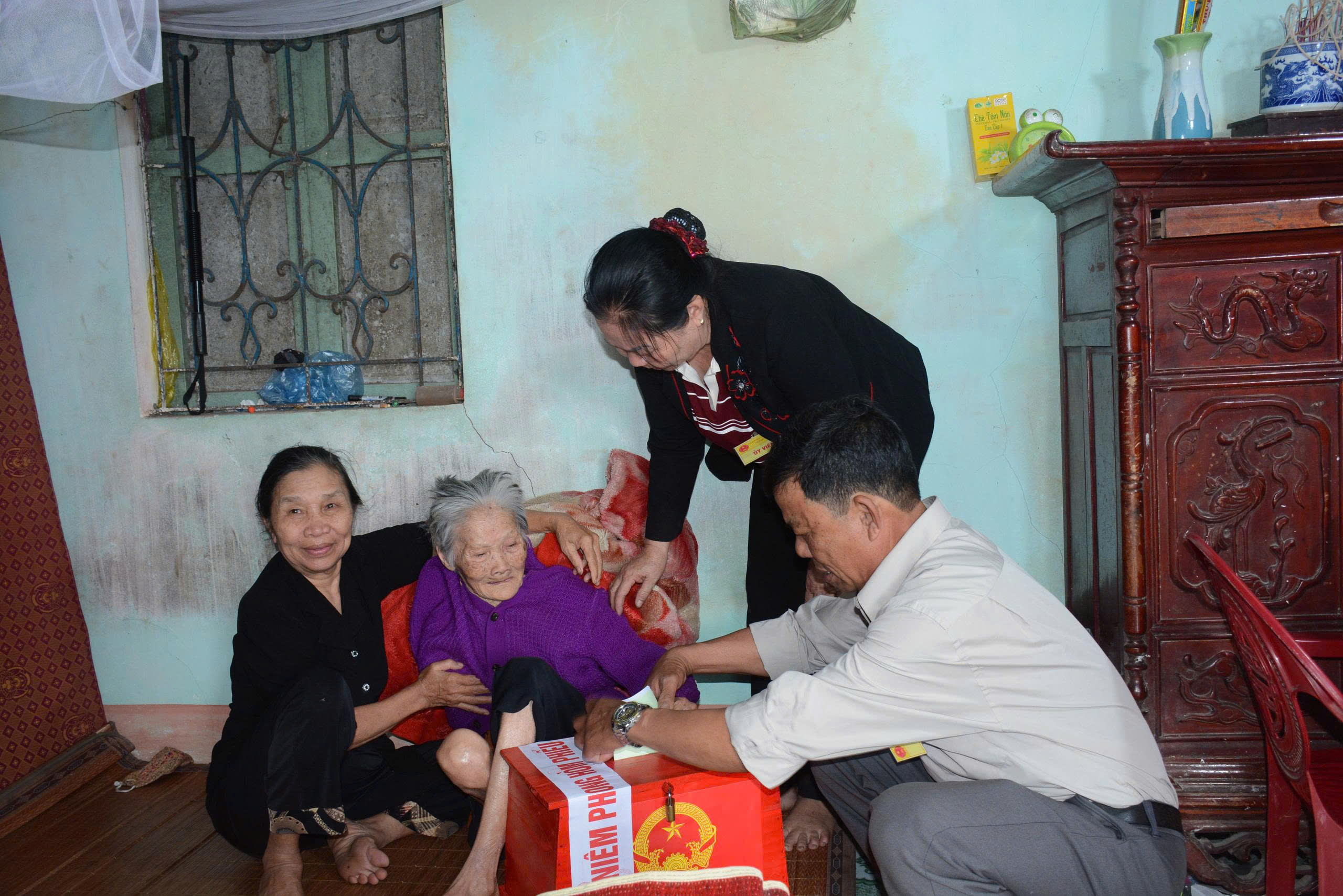 Tổ bầu cử số 08 mang hòm phiếu phụ đến tận nhà cử tri là vợ liệt sĩ để bảo đảm quyền bầu cử