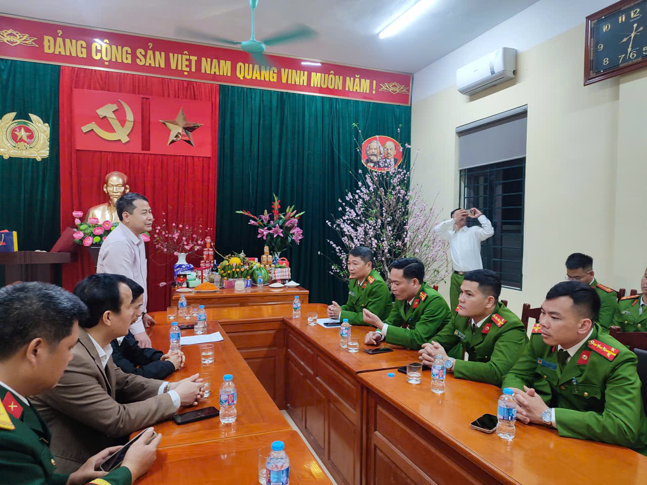 Lãnh đạo xã Tống Trân thăm, chúc Tết và động viên các lực lượng trực Tết Bính Ngọ 2026.